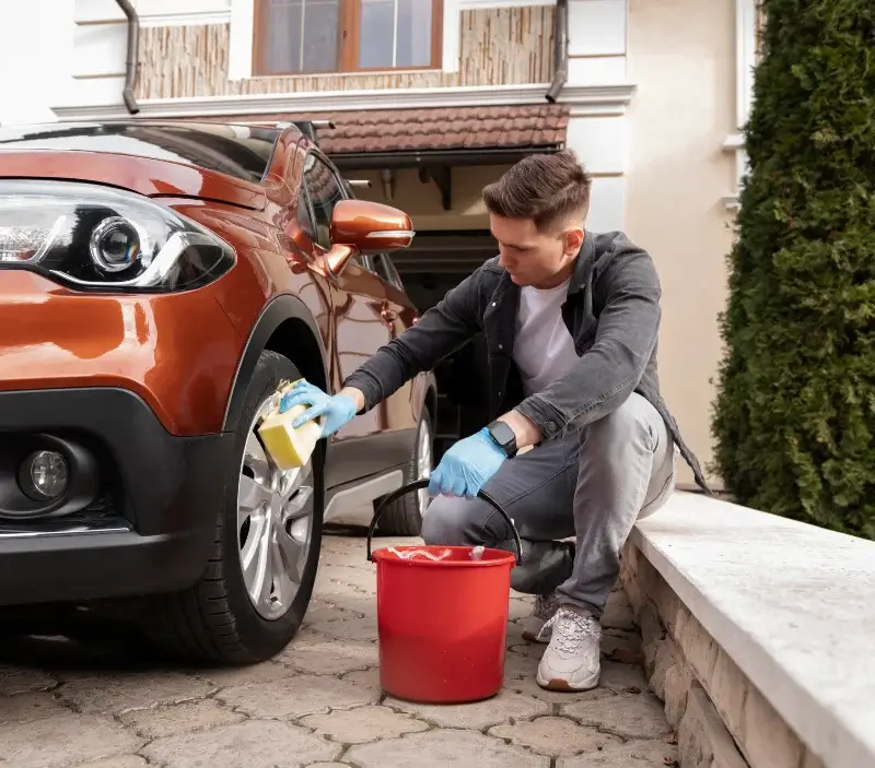 Lavage auto à domicile Houlgate : professionnel intervenant sur un véhicule